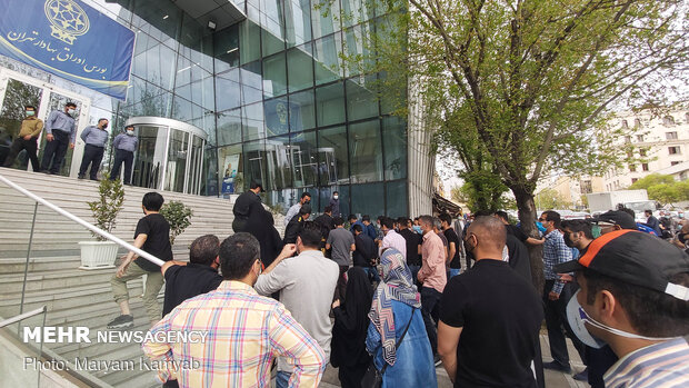 تجمع جمعی از سهامداران مقابل سازمان بورس تجمع جمعی از سهامداران مقابل سازمان بورس