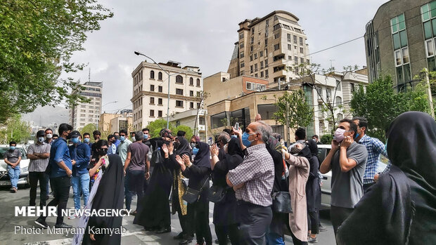 تجمع جمعی از سهامداران مقابل سازمان بورس تجمع جمعی از سهامداران مقابل سازمان بورس