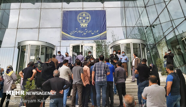 تجمع جمعی از سهامداران مقابل سازمان بورس تجمع جمعی از سهامداران مقابل سازمان بورس