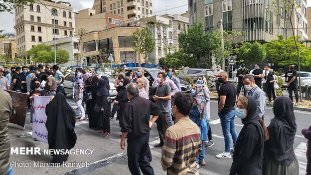 تجمع جمعی از سهامداران مقابل سازمان بورس تجمع جمعی از سهامداران مقابل سازمان بورس