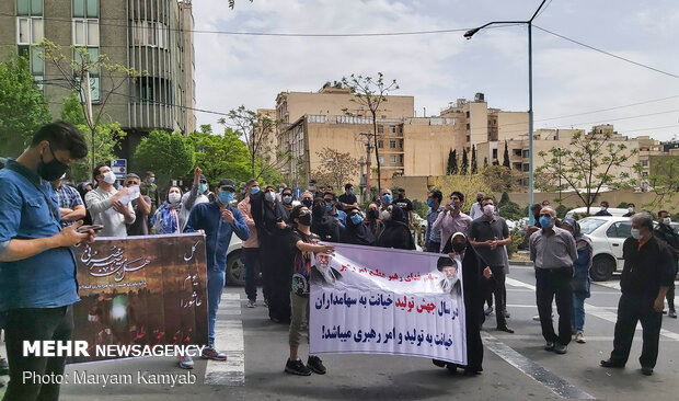 تجمع جمعی از سهامداران مقابل سازمان بورس تجمع جمعی از سهامداران مقابل سازمان بورس