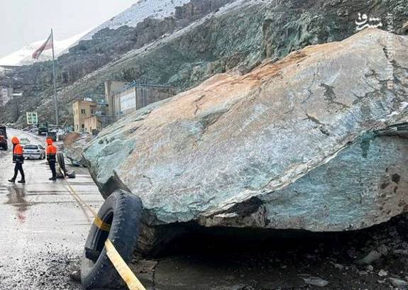 سقوط سنگ غول پیکر به جاده در شمیرانات سقوط سنگ غول پیکر به جاده در شمیرانات