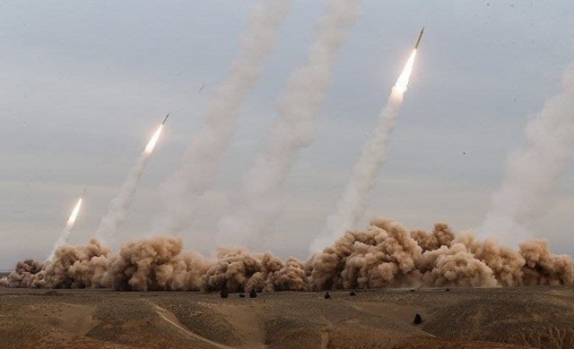 شلیک همزمان ۱۶ فروند موشک کوتاهبرد، میانبرد و برد بلند شلیک همزمان ۱۶ فروند موشک کوتاهبرد، میانبرد و برد بلند