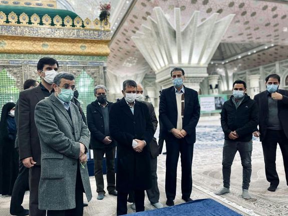 احمدی نژاد به حرم امام خمینی رفت/ حسن خمینی به استقبالش نرفت! احمدی نژاد به حرم امام خمینی رفت/ حسن خمینی به استقبالش نرفت!
