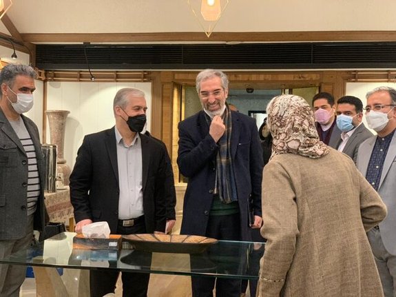 فریادهای شادی زنان هنرمند در برج آزادی فریادهای شادی زنان هنرمند در برج آزادی
