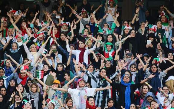 رهبری و مراجع مخلف حضور زنان در ورزشگاهها هستند رهبری و مراجع مخلف حضور زنان در ورزشگاهها هستند