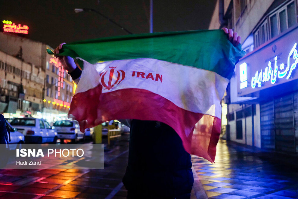 (تصاویر) شادی خیابانی پس از صعود تیم ملی (تصاویر) شادی خیابانی پس از صعود تیم ملی