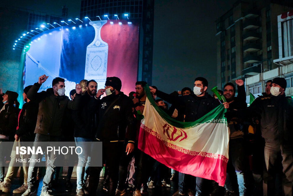 (تصاویر) شادی خیابانی پس از صعود تیم ملی (تصاویر) شادی خیابانی پس از صعود تیم ملی