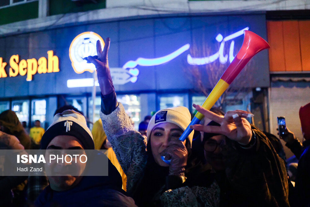 (تصاویر) شادی خیابانی پس از صعود تیم ملی (تصاویر) شادی خیابانی پس از صعود تیم ملی