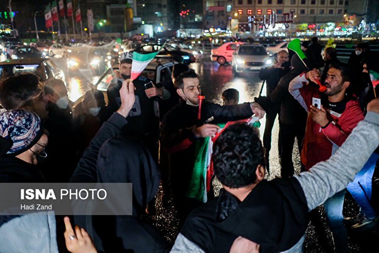 (تصاویر) شادی خیابانی پس از صعود تیم ملی (تصاویر) شادی خیابانی پس از صعود تیم ملی