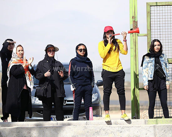 مادران به تمای فوتبال دختران رفتند مادران به تمای فوتبال دختران رفتند