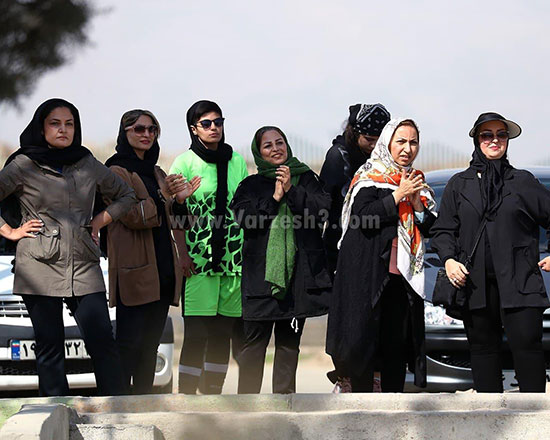 مادران به تمای فوتبال دختران رفتند مادران به تمای فوتبال دختران رفتند