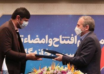 امضای تفاهم نامه میان کارخاانه ارج و بانک صادرات امضای تفاهم نامه میان کارخاانه ارج و بانک صادرات