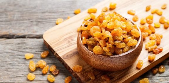 خوردن یک مشت کشمش در روز چه تاثیری برای بدن دارد؟ خوردن یک مشت کشمش در روز چه تاثیری برای بدن دارد؟