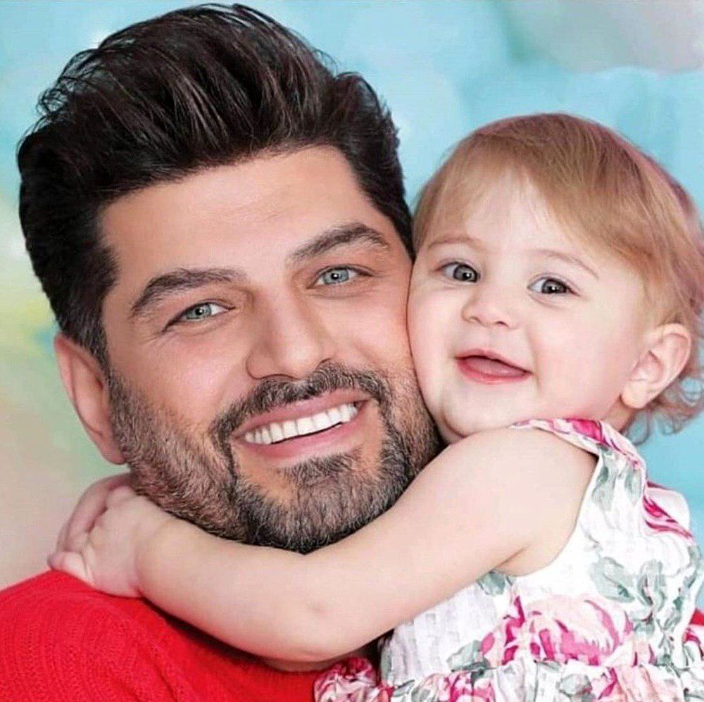 عکس جدید سام درخشانی در کنار همسر و فرزندش عکس جدید سام درخشانی در کنار همسر و فرزندش