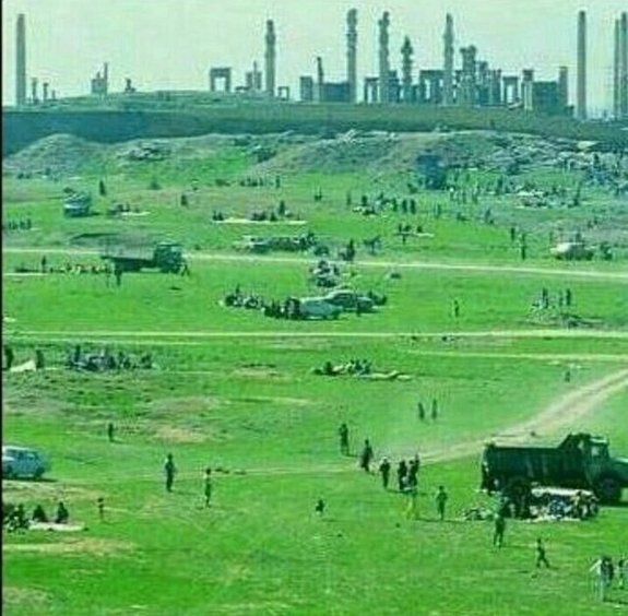 تختجمشید و عکسی هشدارآمیز تختجمشید و عکسی هشدارآمیز