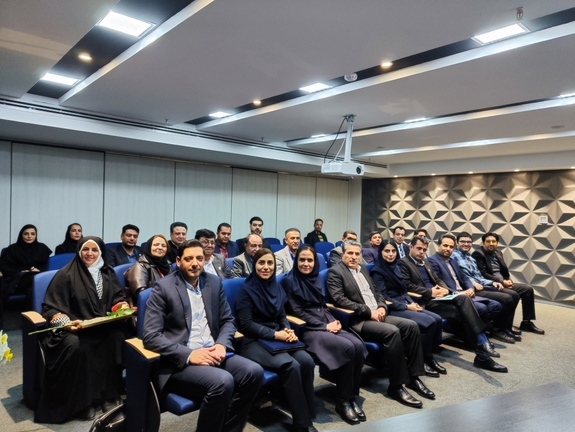 تقدیر از همکاران و نمایندگان منطقه ۵ در جلسه هم اندیشی مدیریت بیمههای مسئولیت تقدیر از همکاران و نمایندگان منطقه ۵ در جلسه هم اندیشی مدیریت بیمههای مسئولیت