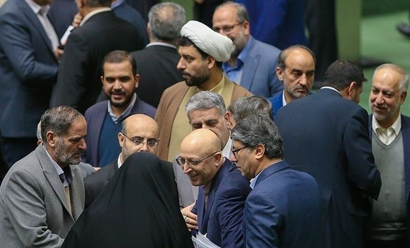 چهره وزیر علوم در مجلس پس از فرار از کارت زرد چهره وزیر علوم در مجلس پس از فرار از کارت زرد