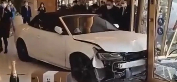 حمله مرد عصبانی با خودرو به یک هتل حمله مرد عصبانی با خودرو به یک هتل