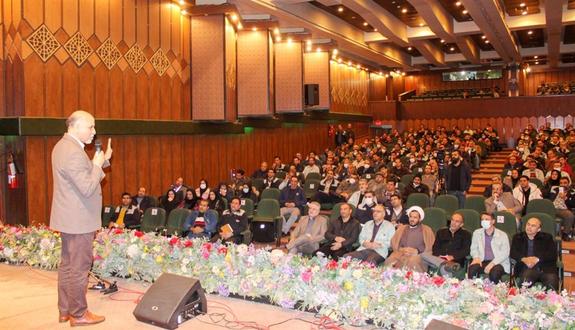 در عرصه صنعت و تولید، کاری بکنیم که برای آیندگان بماند