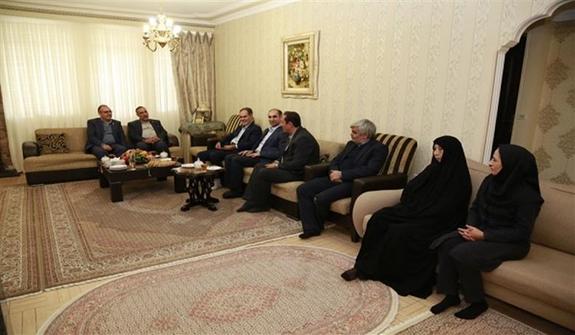 دیدار مهندس سلطانی و هیات عالی شرکت مخابرات ایران با خانواده شهید اسدی در ارومیه دیدار مهندس سلطانی و هیات عالی شرکت مخابرات ایران با خانواده شهید اسدی در ارومیه