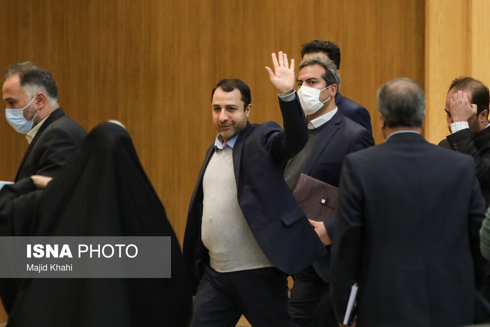 فرزین جای صالحی آبادی را در بانک مرکزی گرفت فرزین جای صالحی آبادی را در بانک مرکزی گرفت