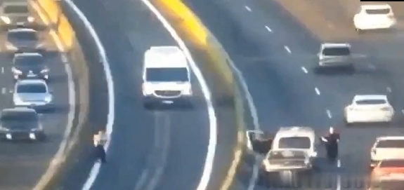 مرگ دلخراش یک زوج درحال دعوا در بزرگراه! مرگ دلخراش یک زوج درحال دعوا در بزرگراه!