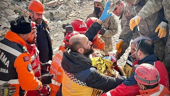 زلزله ترکیه؛ نجات پدر و دختر بعد از ١٣٠ ساعت با تلاش امدادگران ايران زلزله ترکیه؛ نجات پدر و دختر بعد از ١٣٠ ساعت با تلاش امدادگران ايران