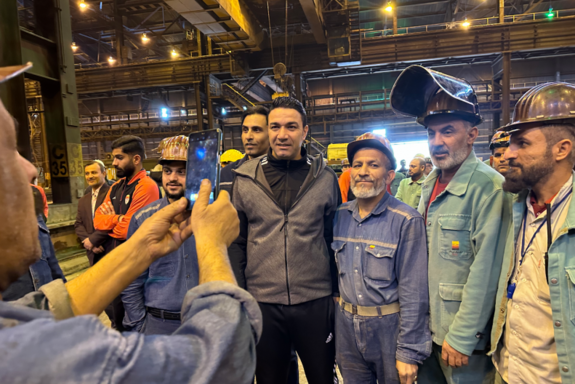 نکونام و شاگردانش درجمع کارگران فولاد نکونام و شاگردانش درجمع کارگران فولاد