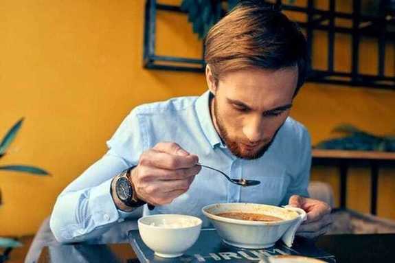 این وقت روز غذا بخورید، هم پیر میشوید هم زشت! این وقت روز غذا بخورید، هم پیر میشوید هم زشت!