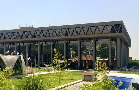 گاف عجیب مجری صداوسیما در تلفظ «گوگل میت»! گاف عجیب مجری صداوسیما در تلفظ «گوگل میت»!