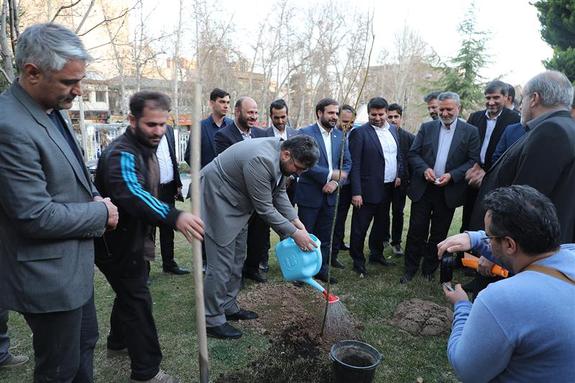 غرس نهال توسط وزیر کار و مدیرعامل سازمان تأمین&zwnj;اجتماعی