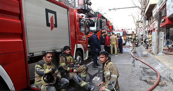 آتش سوزی یک مغازه با ده ها سیلندرگاز در تهران آتش سوزی یک مغازه با ده ها سیلندرگاز در تهران
