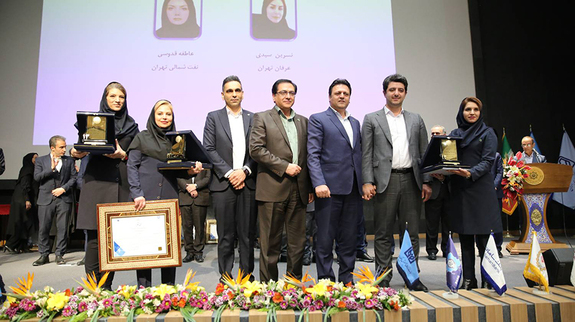 تجلیل از روسای ۵شعبه موفق «بانک کارآفرین» تجلیل از روسای ۵شعبه موفق «بانک کارآفرین»