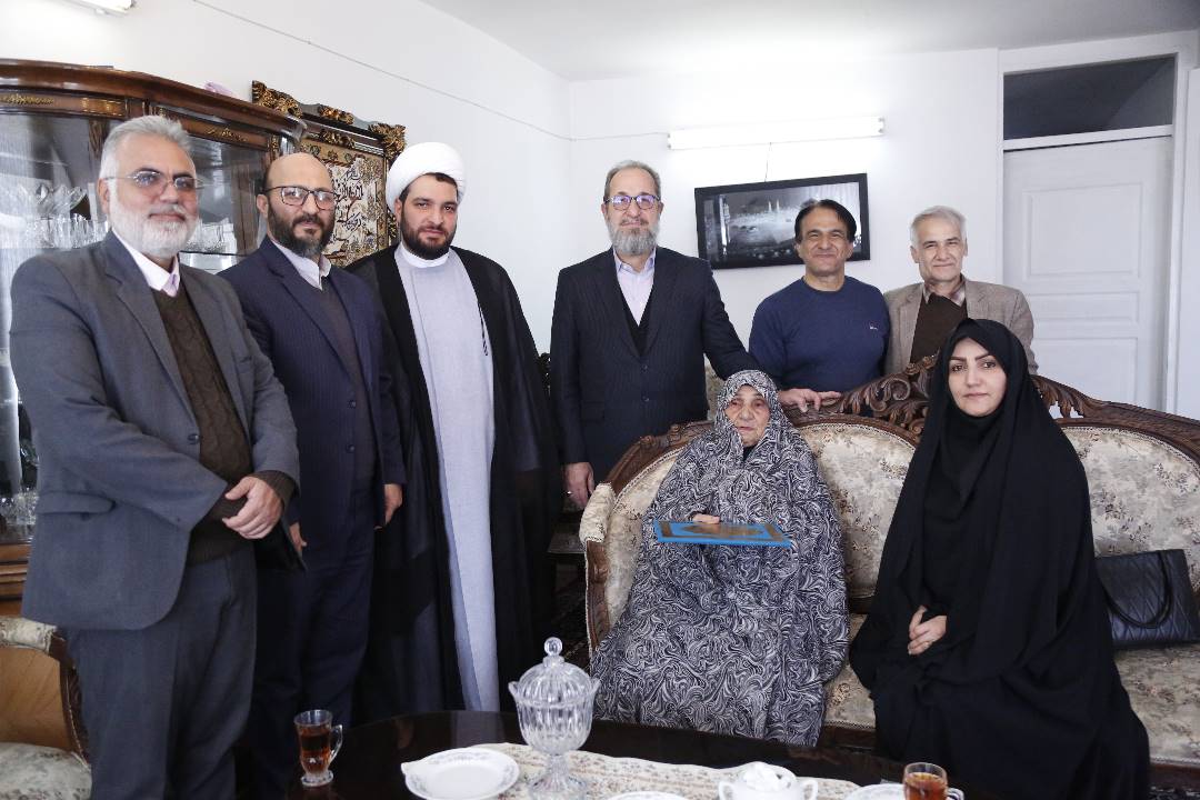 دیدار رئیس هیئت مدیره بانک دی با خانوادههای معزز چهار شهید شهرستان دماوند دیدار رئیس هیئت مدیره بانک دی با خانوادههای معزز چهار شهید شهرستان دماوند