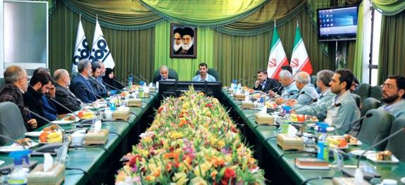به برکت عملکرد صنایعی همچون فولاد مبارکه تیر دشمنان به سنگ میخورد به برکت عملکرد صنایعی همچون فولاد مبارکه تیر دشمنان به سنگ میخورد
