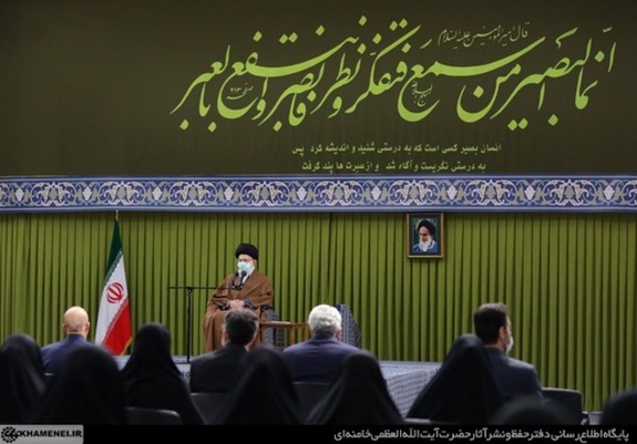 از مسئولان، کار جدی مطالبه کنید و آنها را از کار نمایشی برحذر بدارید