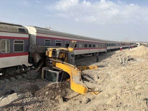 جزئیات حادثه مرگبار خارج شدن قطار مشهد به یزد از ریل + فیلم و عکس