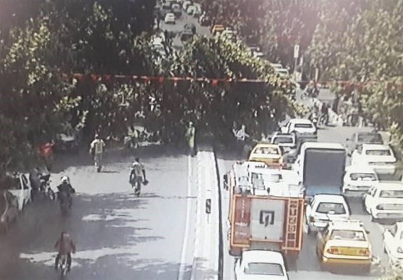 انسداد خیابان شریعتی به دلیل سقوط یک اصله درخت انسداد خیابان شریعتی به دلیل سقوط یک اصله درخت