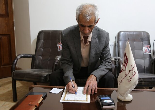 بازنشسه یزدی ۳ زندانی را با فروش فیش آزاد کرد بازنشسه یزدی ۳ زندانی را با فروش فیش آزاد کرد