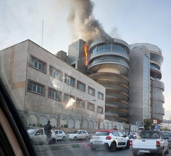 ساختمان لیدوما در شهرک غرب دچار حریق شد ساختمان لیدوما در شهرک غرب دچار حریق شد