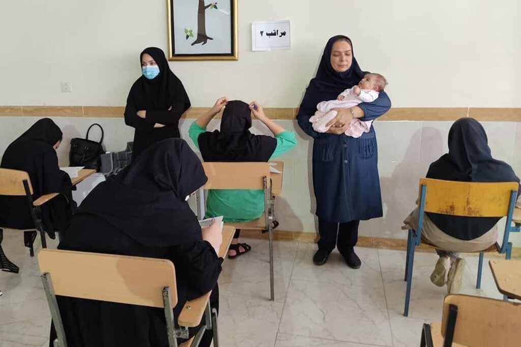 همراهی نوزاد با مادر کنکوری اش + عکس همراهی نوزاد با مادر کنکوری اش + عکس
