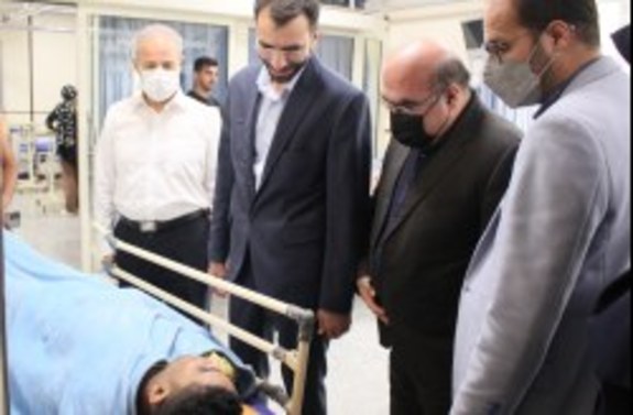 مهدی کشاورز از مصدومین زمین لرزه در کیش عیادت کرد مهدی کشاورز از مصدومین زمین لرزه در کیش عیادت کرد