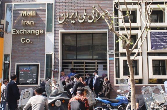 قیمت دلار وارد کانال ۲۸ هزار تومان شد قیمت دلار وارد کانال ۲۸ هزار تومان شد