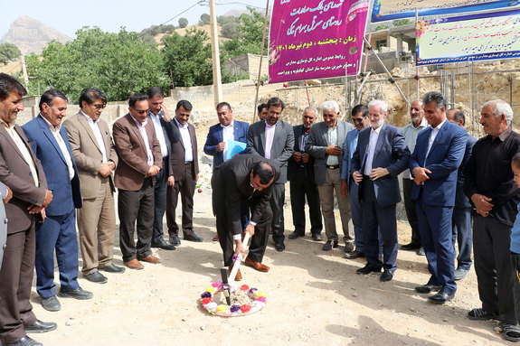 کلنگ احداث مدرسه شهداي بانک صادرات ايران بر زمین زده شد کلنگ احداث مدرسه شهداي بانک صادرات ايران بر زمین زده شد