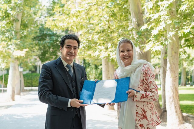 تقدیر خانم سفیر از همایون شجریان تقدیر خانم سفیر از همایون شجریان