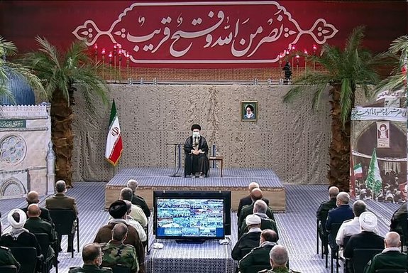 آغاز سخنرانی رهبری در دیدار با جمعی از پیشکسوتان و فرماندهان دفاع مقدس آغاز سخنرانی رهبری در دیدار با جمعی از پیشکسوتان و فرماندهان دفاع مقدس