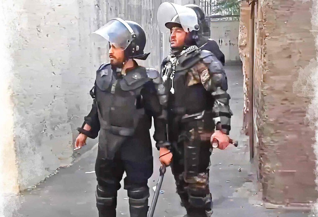 این دو پلیس نما را دستگیر کنید + عکس پلیس نما با لباس پلیس