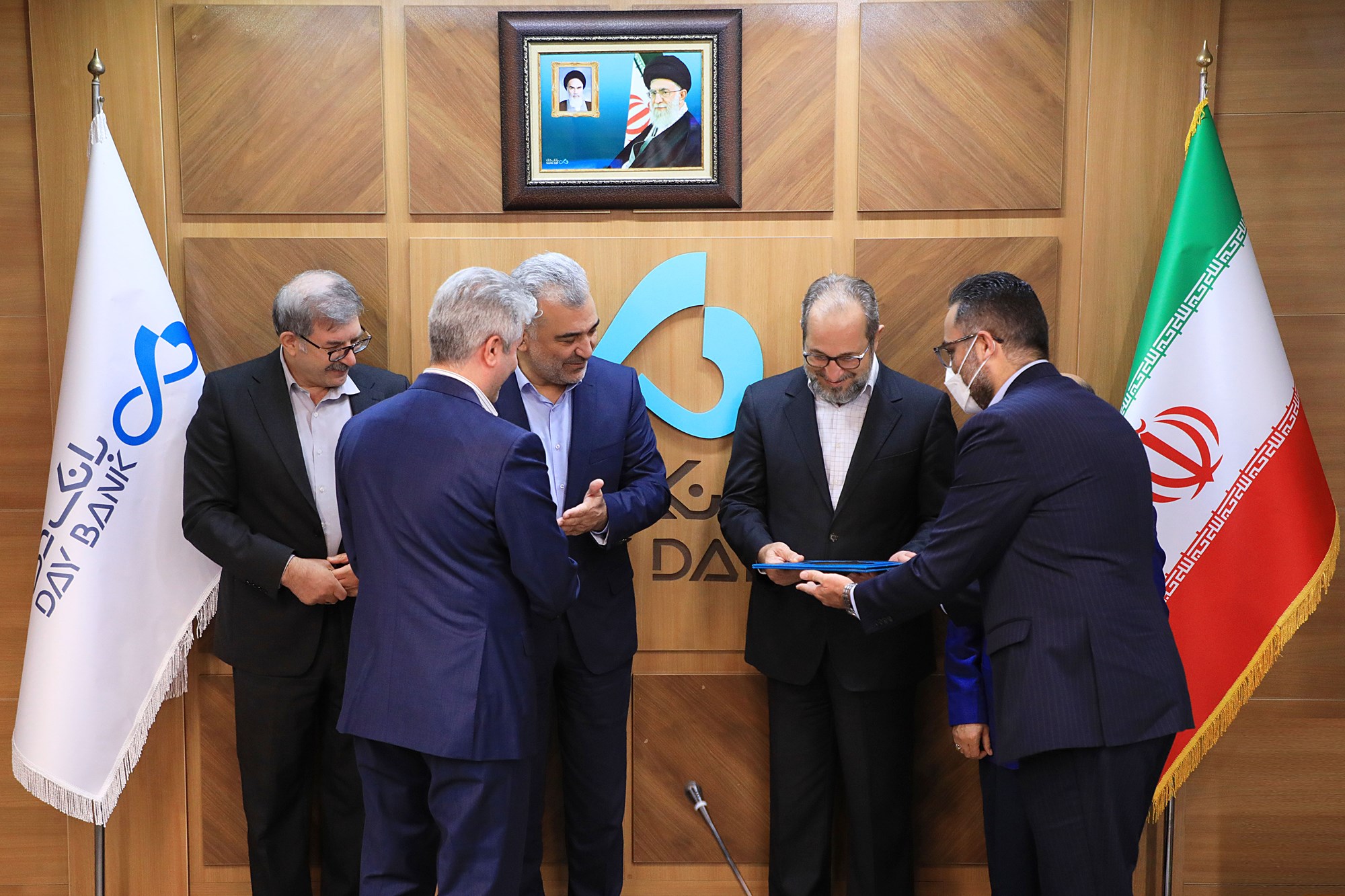 قدردانی هیئتمدیره از عوامل اجرایی بانک دی در نمایشگاه کیش اینوکس ۲۰۲۲ قدردانی هیئتمدیره از عوامل اجرایی بانک دی در نمایشگاه کیش اینوکس ۲۰۲۲