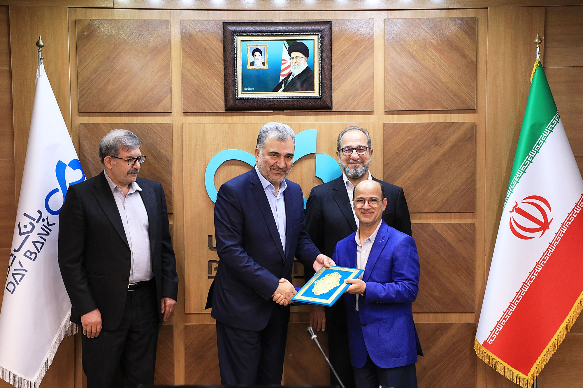 قدردانی هیئتمدیره از عوامل اجرایی بانک دی در نمایشگاه کیش اینوکس ۲۰۲۲ قدردانی هیئتمدیره از عوامل اجرایی بانک دی در نمایشگاه کیش اینوکس ۲۰۲۲